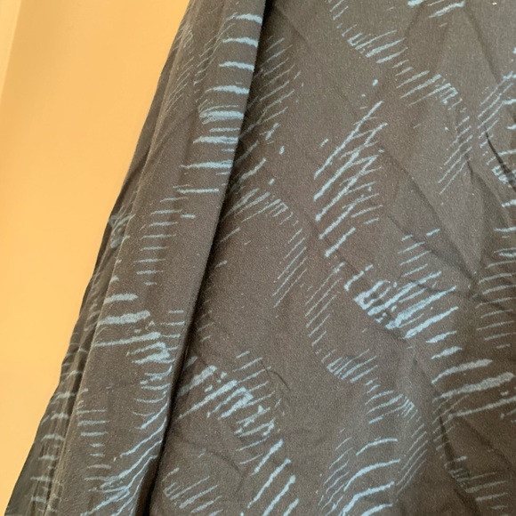 Theory. Luxury brand. Button up top . - Picture 6 of 6